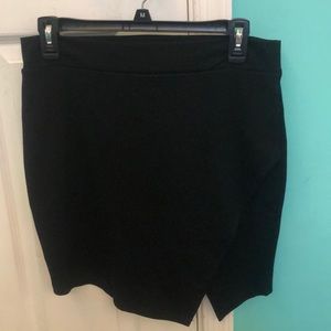 Short black skirt with slit in it